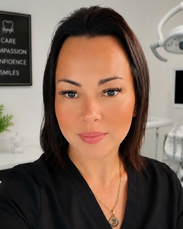Ena, Registered Dental Assistant at Sonria Dentista, in a treatment room