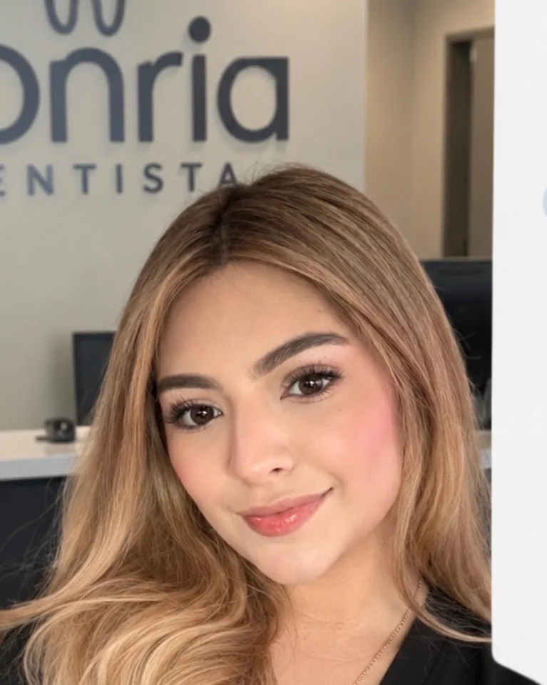 Erandi, Office Manager at Sonria Dentista Arlington, at the front desk
