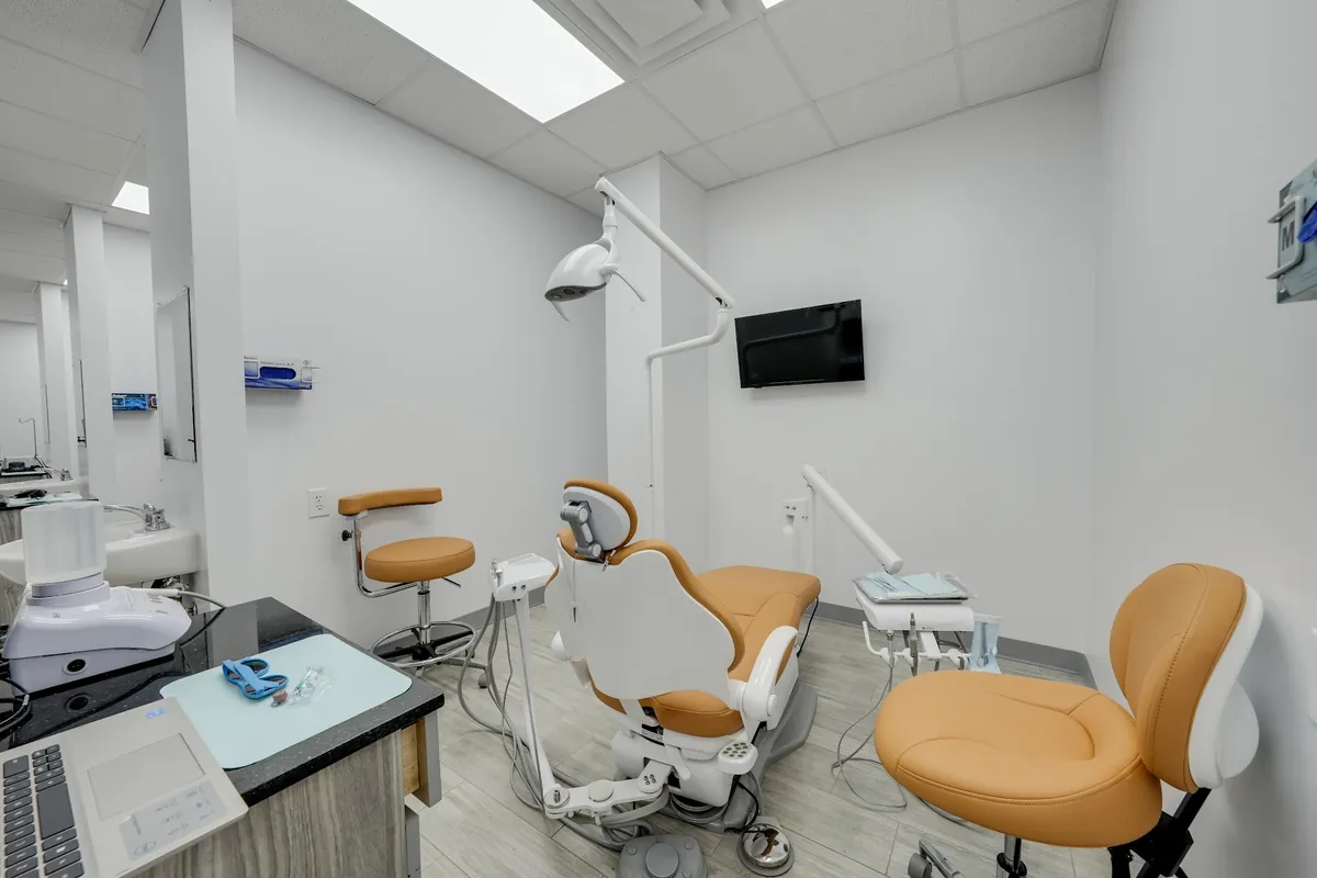 Second treatment room at Sonria Dentista Arlington with a dental chair, light and sink