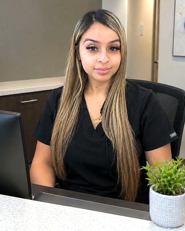 Samantha, coordinadora de recepción y seguros de Sonria Dentista Grand Prairie, en la recepción